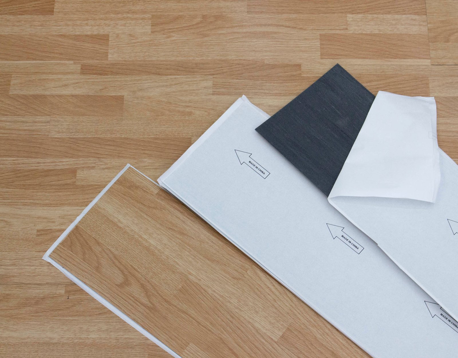 Duela Vinílica Autoadherible Yun 2083 1.2 mm Caja 4.18 m²