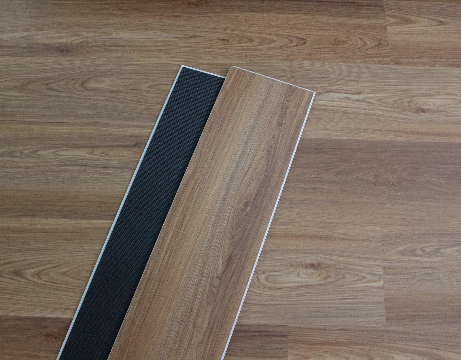 Piso SPC Modelo Shi 72 Roble – Caja 2.1 m²